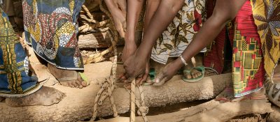 22/02/2017 Kharakhena (Senegal). A group of women pulls the rope to lift the heavy sack of dirt from the hole.


22/02/2017 Kharakhena (Senegal). Un grupo de mujeres tira de la cuerda para subir el pesado saco de tierra desde el hoyo.